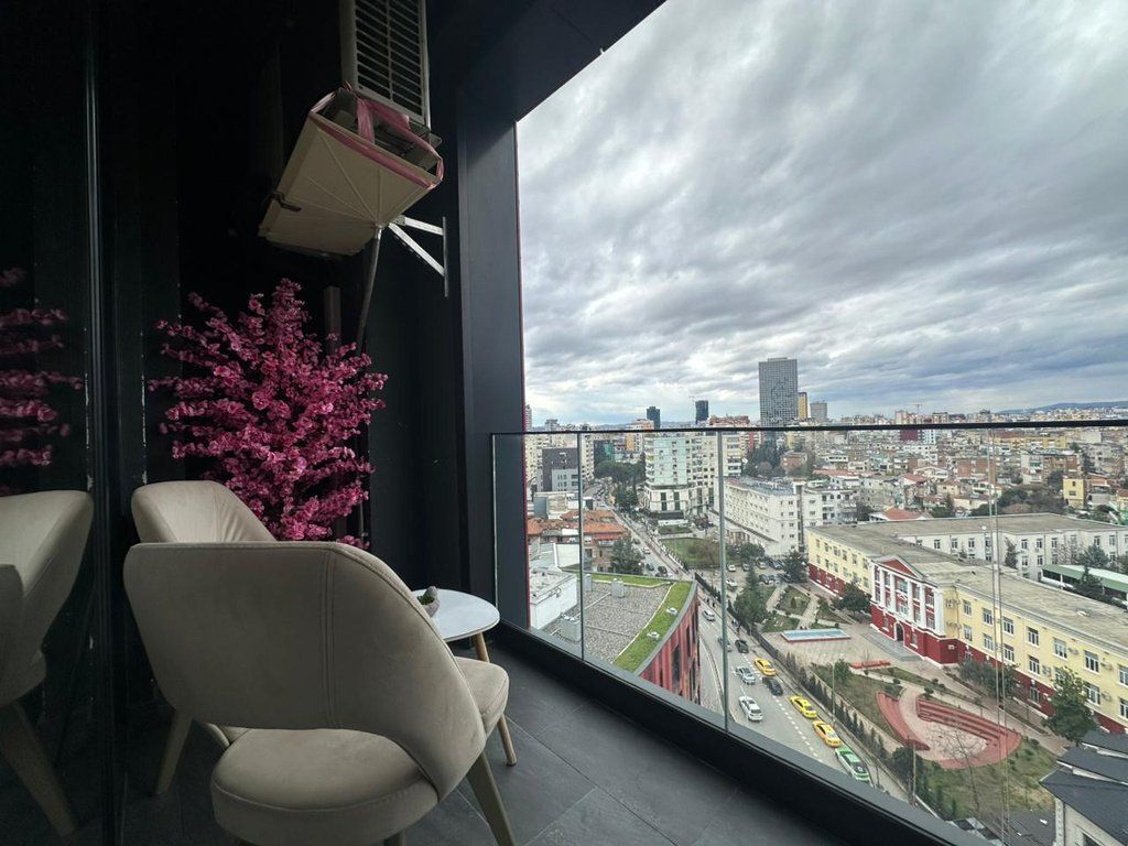 Affittiamo un appartamento 2+1+2 con posto auto nella prestigiosa residenza Park Gate Residence.