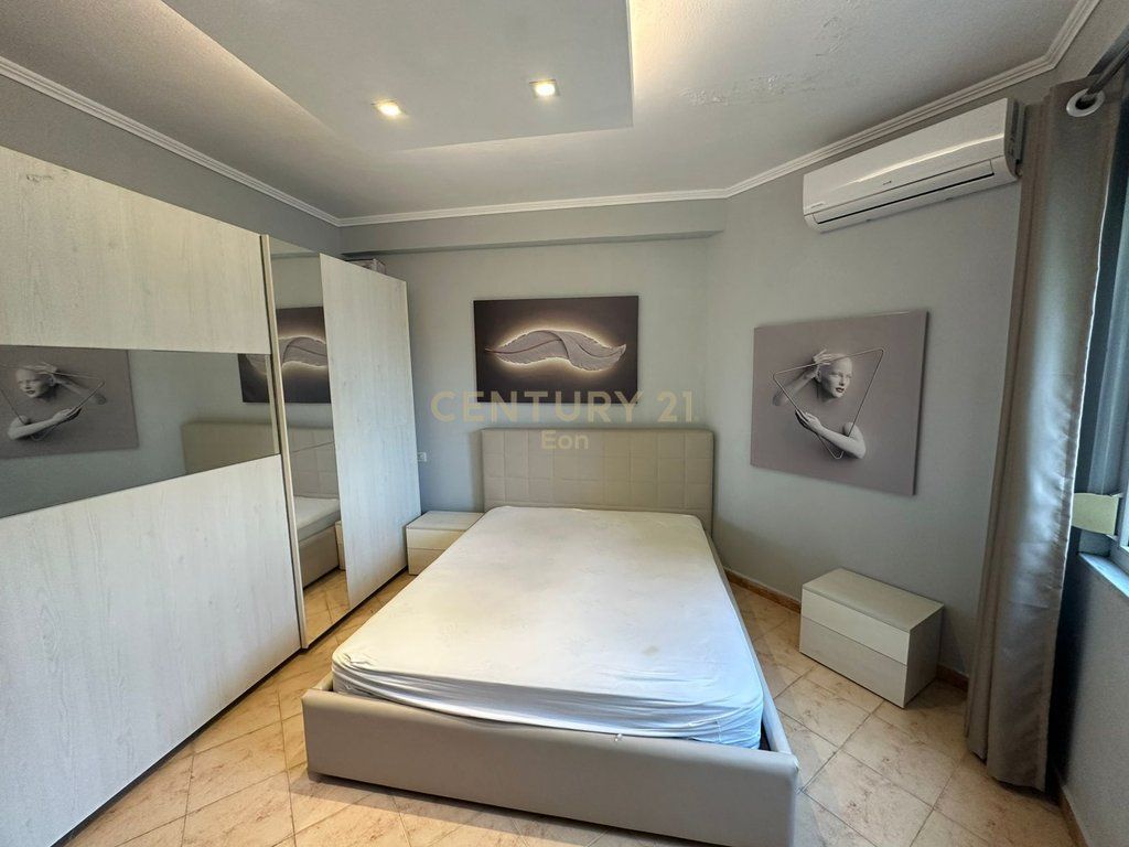 VENDIAMO APPARTAMENTO 1+1 NEL CENTRO DI DURRËS, PALAZZO DELLO SPORT !