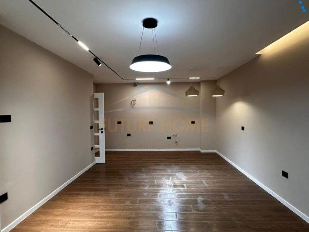 Shitet, Apartament 2+1+2, Komuna e Parisit, Tirane