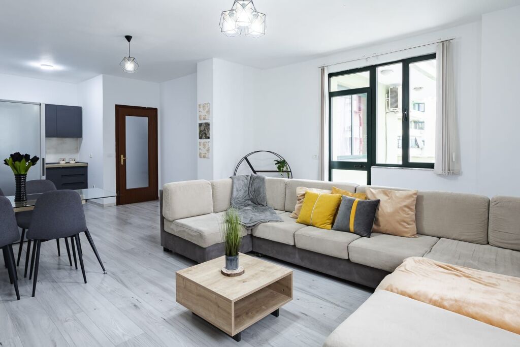 Eskluzive, Jepet me qera apartament 3+1+2 tualete te ish-Ekspozita !