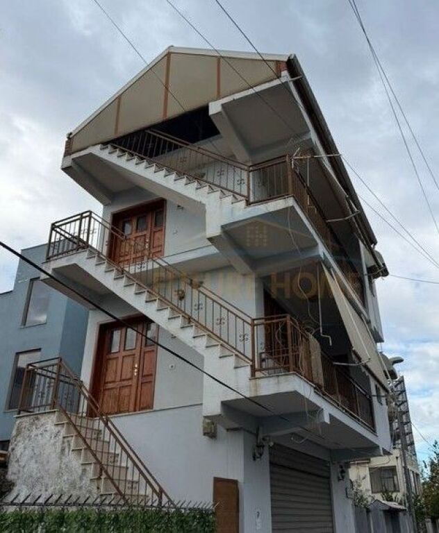 Shitet Godine 3-kateshe,Ish Fusha e Aviacionit.