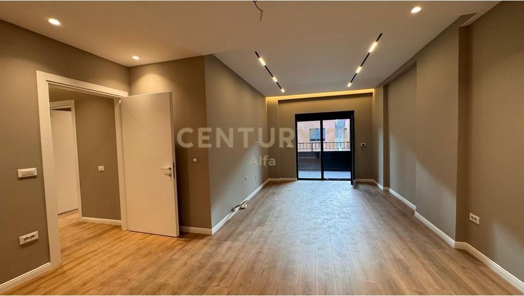 Jepet me qira apartament 1+1+ 1 post parkimi ne Kompleksin Xheluks, Rruga e Elbasanit!