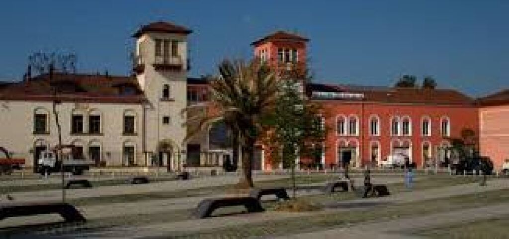 Jepet hotel me qira ne zonen e kombinatit