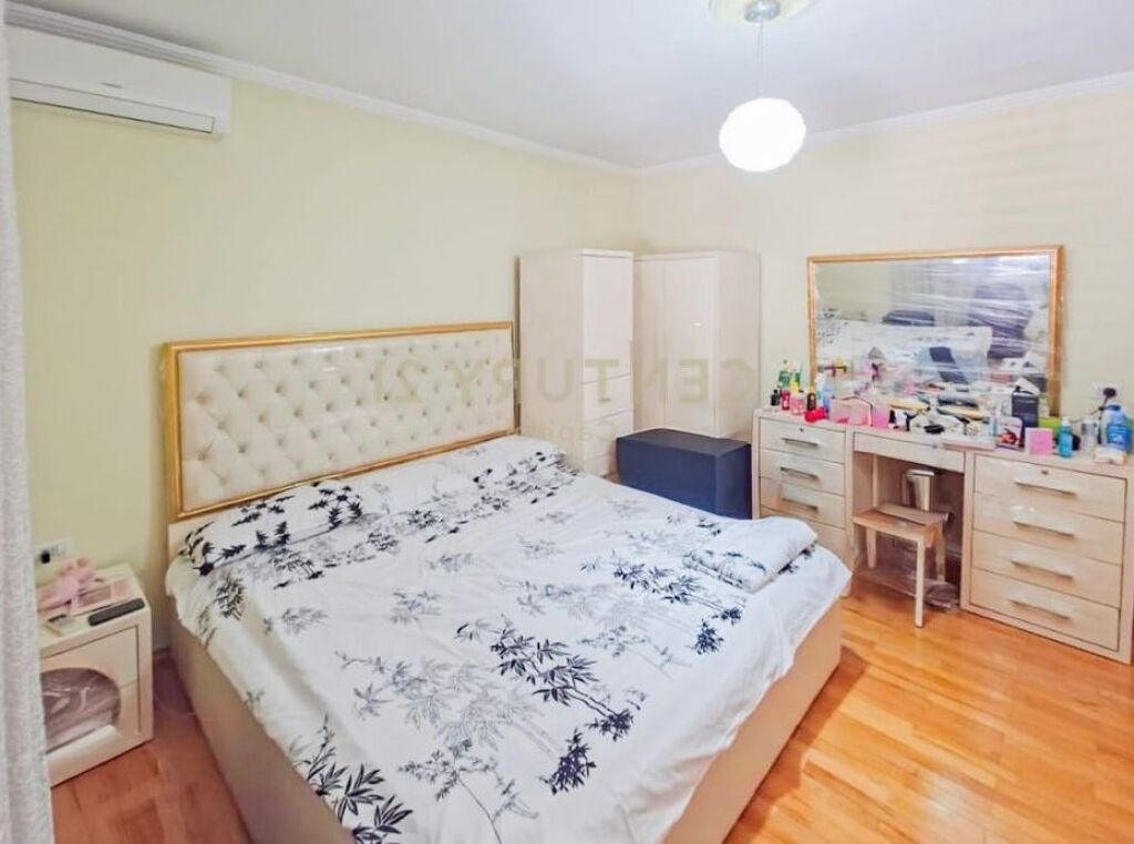 Shesim vilë 3 katëshe me oborr pranë Hipotekës