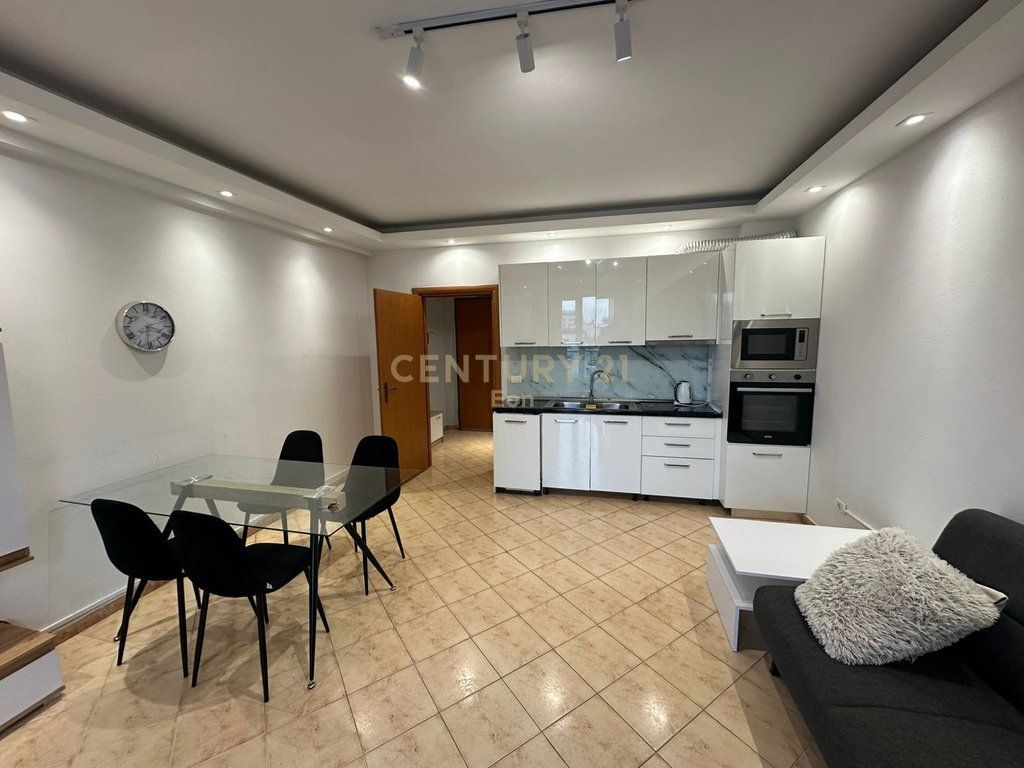 VENDIAMO APPARTAMENTO 1+1 NEL CENTRO DI DURRËS, PALAZZO DELLO SPORT !