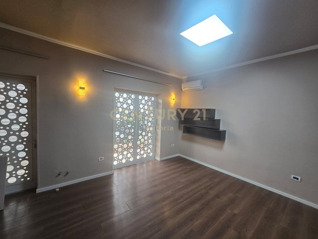 Ambient Premium per Biznes – Komuna e Parisit.