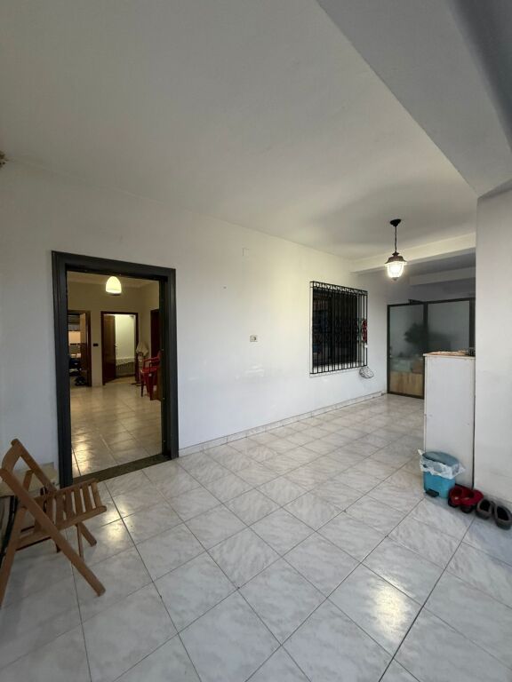 Eskluzive, Kati i 2-të i një vile me qira – mbrapa Spitalit Ushtarak