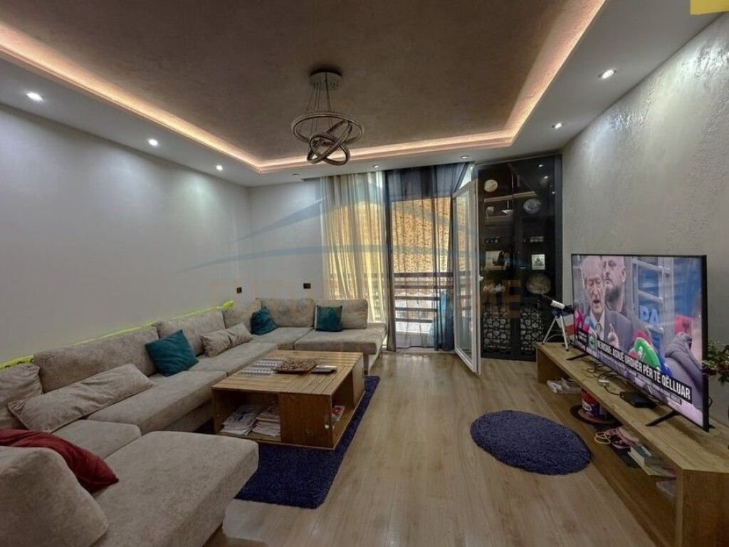 Shitet, Apartament 2+1, Komuna e Parisit