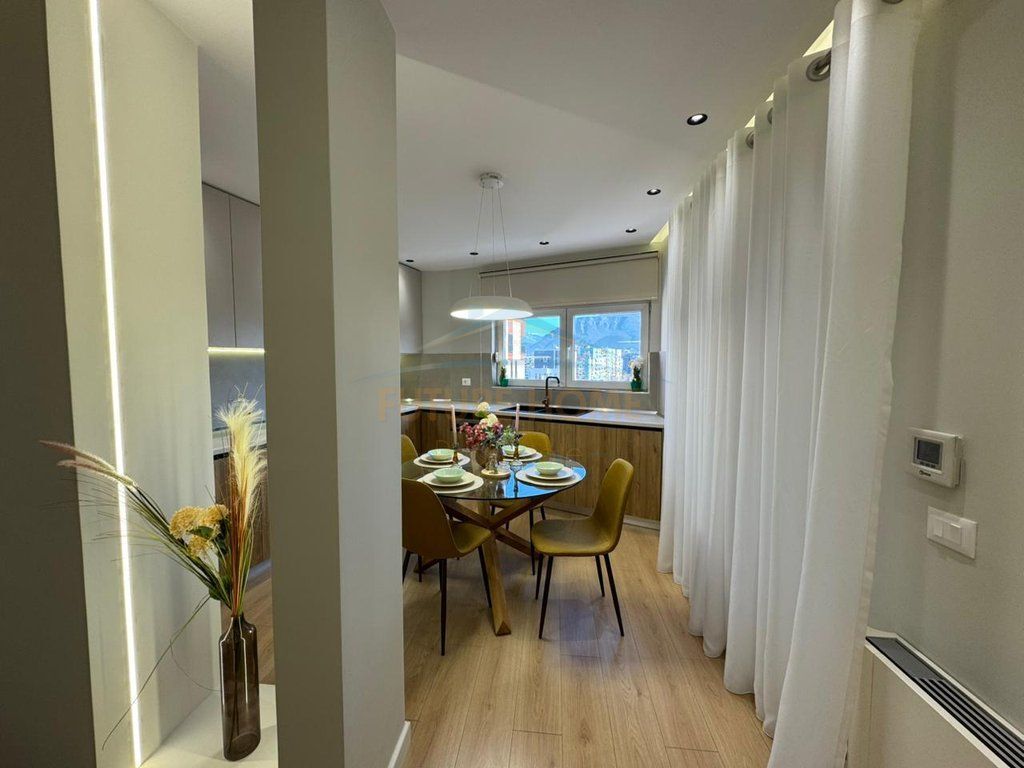 Shitet, Apartament 2+1, Zogu i Zi