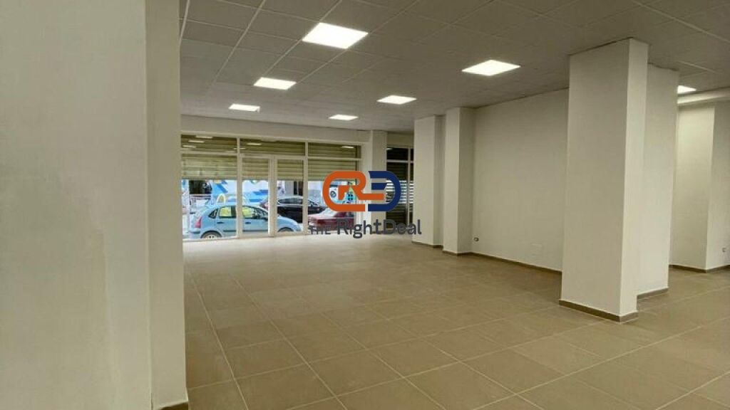 Ad Astir, Vendesi Unità Commerciale Con Super Posizione !!!