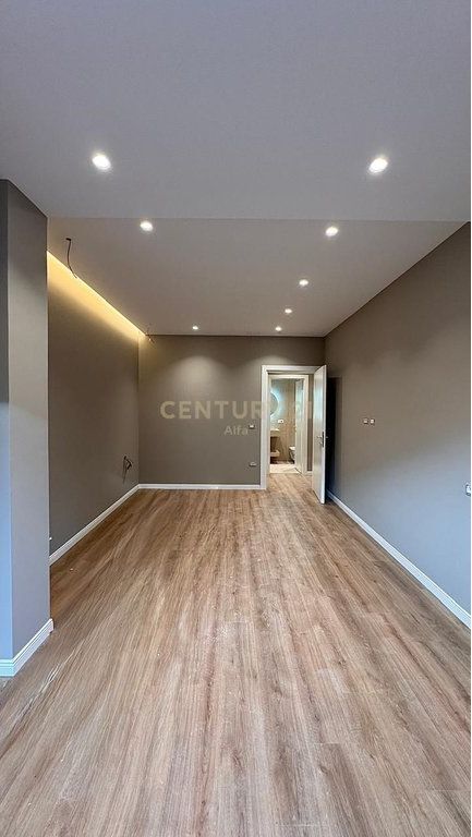 Jepet me qira apartament 1+1+ 1 post parkimi ne Kompleksin Xheluks, Rruga e Elbasanit!