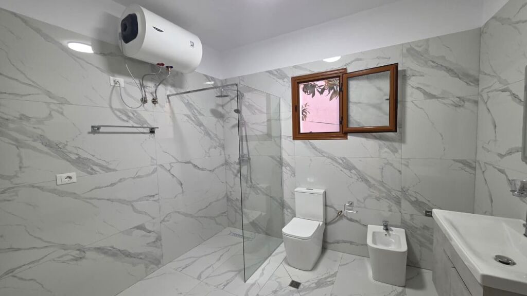 APARTAMENT 1+1 ME QERA – PRANË SERAVE, VLORË