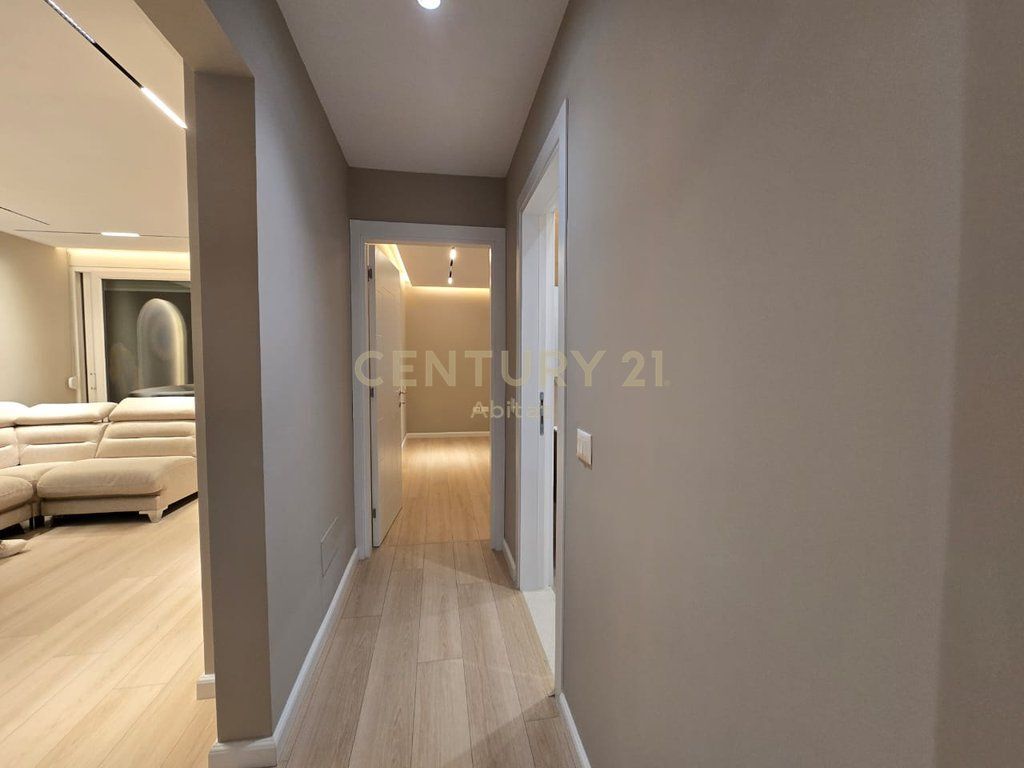 Shitet Apartament 2+1 me Verandë – Ish Ekspozita !