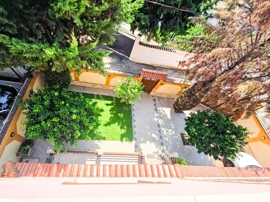 Shesim vilë 3 katëshe me oborr pranë Hipotekës