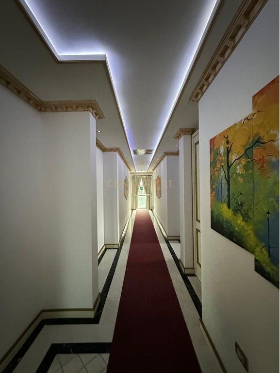 Jepet hotel me qira ne zonen e kombinatit