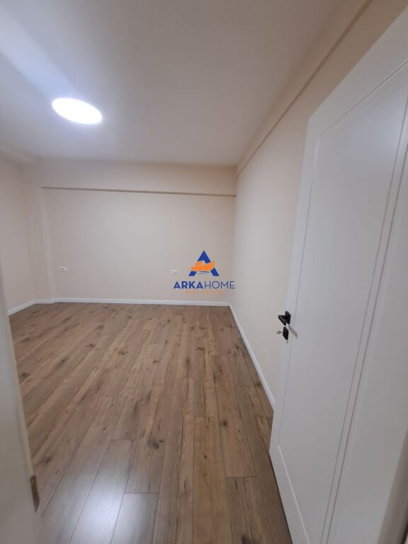 JEPET ME QERA APARTAMENT 2+1+1 " 9-KATËSHE " 900 €