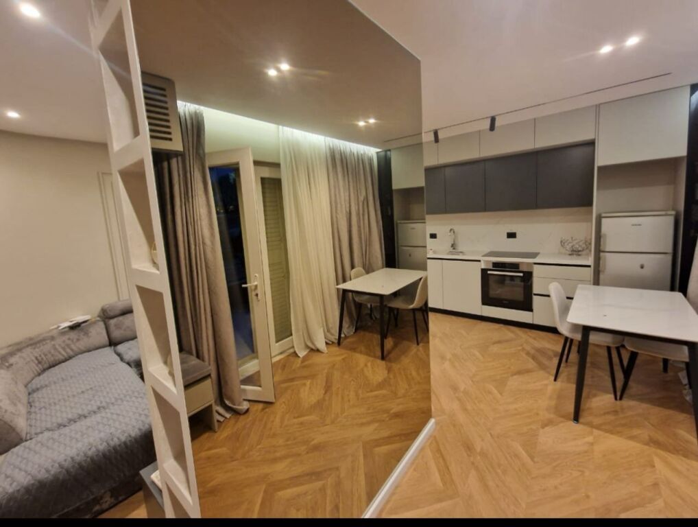 Jepet me qira apartament 1+1 📍 Rezidenca Kodra e Diellit 1 🏢 Kati 1, pallat i ri me ashensor 🛋️ Totalisht i mobiluar 💰 Çmimi: 80.000 lekë/muaj