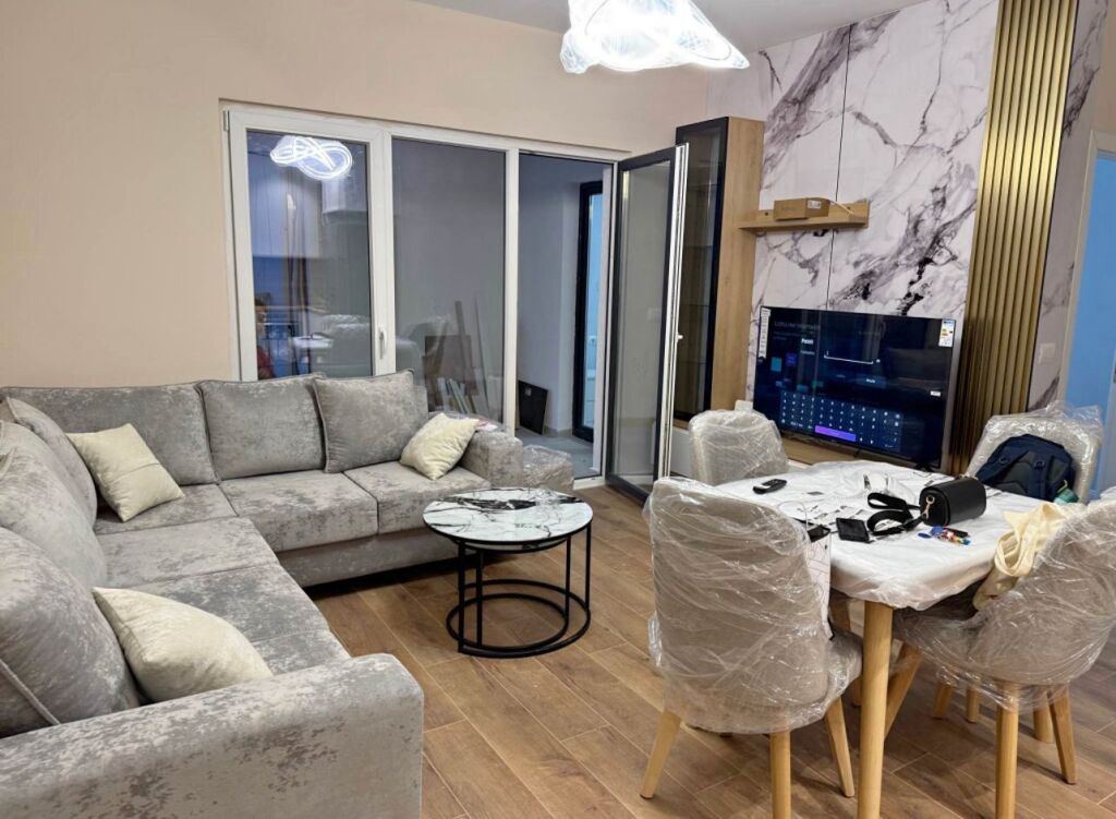 Apartament 1+1 plus post parkimi me qira tek Zogu i zi!
