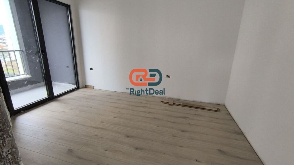 Tek Bulevardi I Ri ,Shitet Apartament 1+1 Me Verande Ne Faze Perfundimtare !!