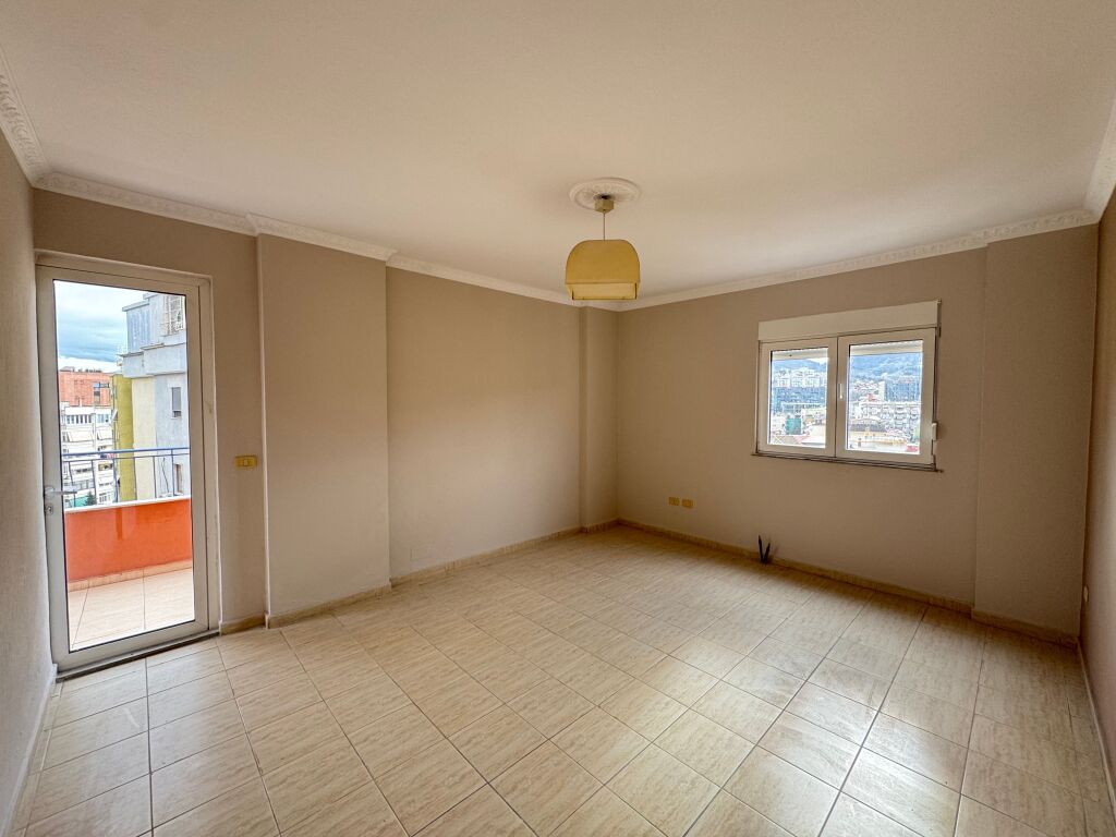 Appartamento 2+1 presso Komuna e Parisit