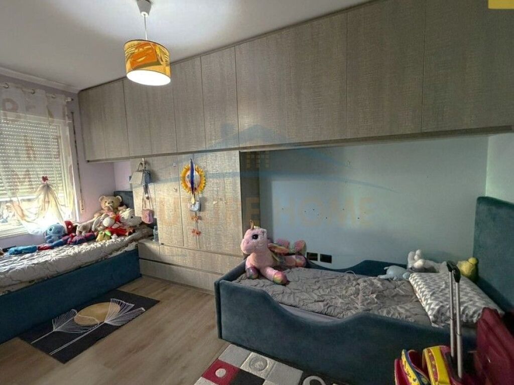 Shitet, Apartament 2+1, Komuna e Parisit