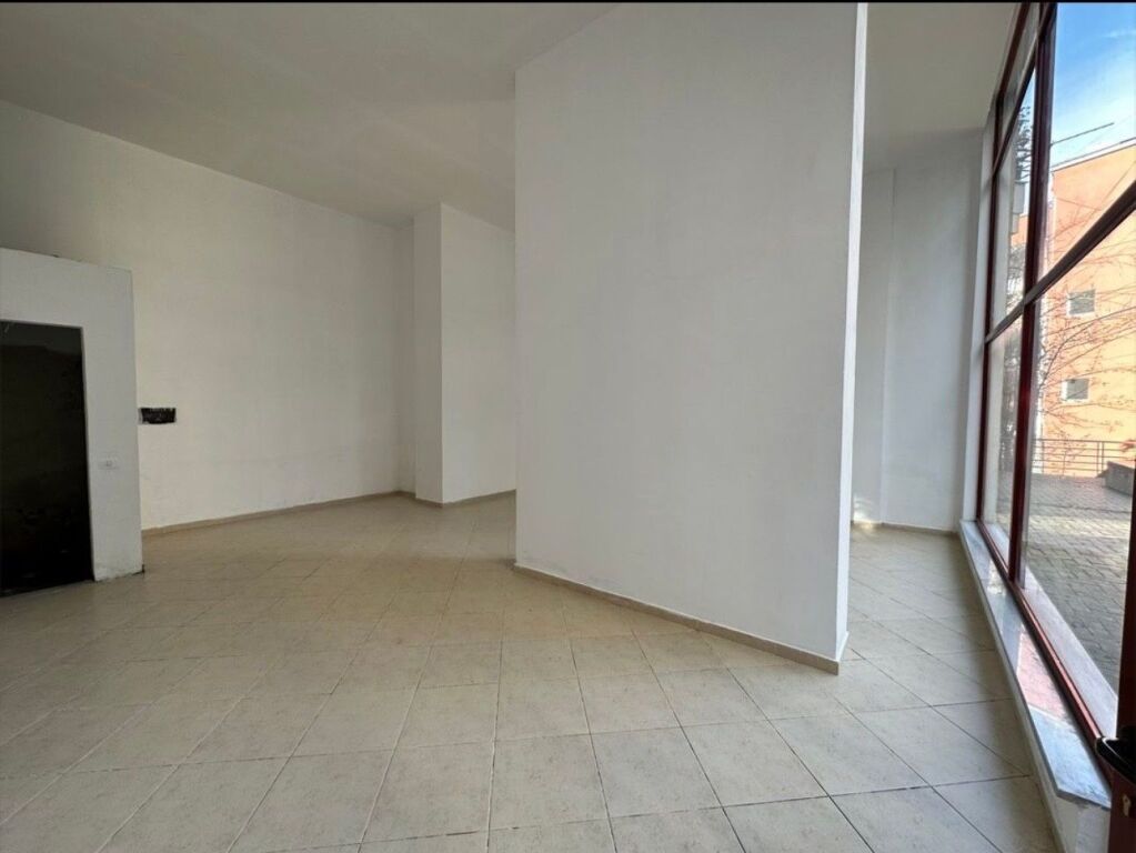 SHOP FOR RENT 60 M2 FORMER ELECTRIC MARKET 75,000 LEKE