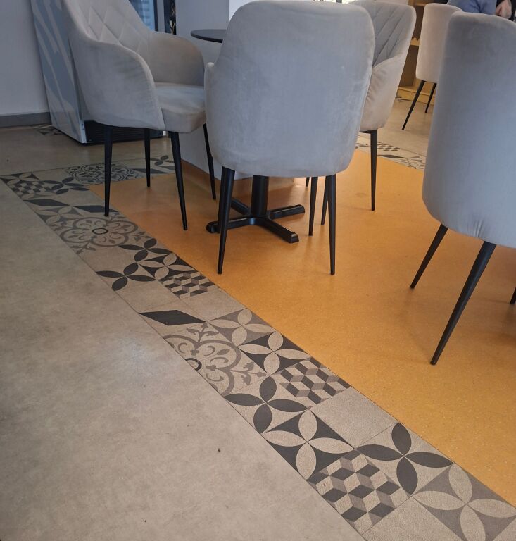 SHOP FOR SALE BY THE ROAD. AT THE COURT