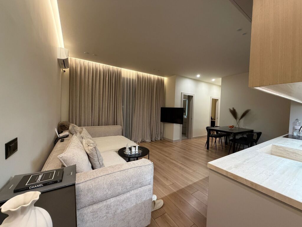 Jepet Me Qira : Ultra Apt. 2+1 &amp; 1 Bllk (📍Liqeni Artificial - Rr. Kosovarëve ) ✨️ Hera e parë me qera / 100% e re ✨️ 1600€ / Muaj 💶💶