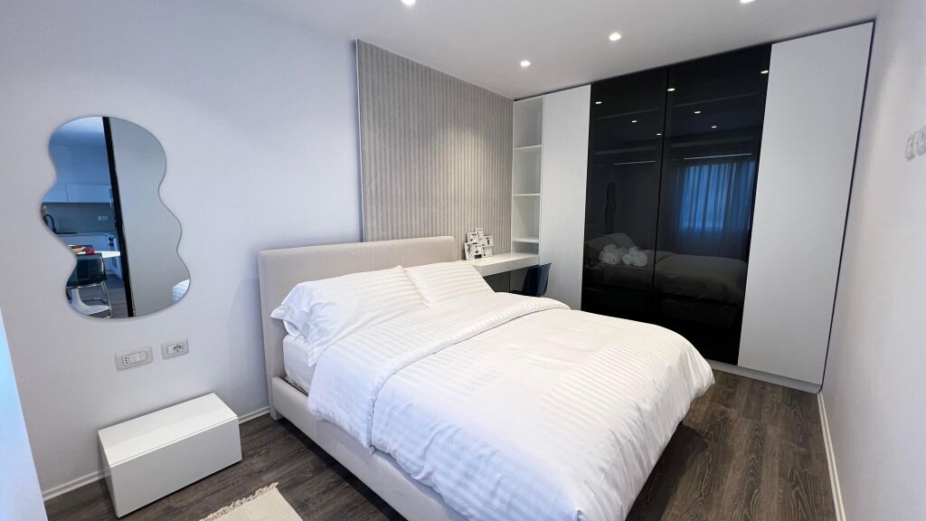 Tek rruga Durresit pallati ri  jepet me qira 1+1+guzhine me vete totalisht e arreduar ideale për çift .