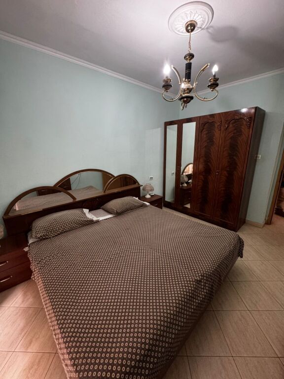Jepet me Qira Apartament 3+2+1 📍 Pranë Shkollës “Petro Nini Luarasi” !