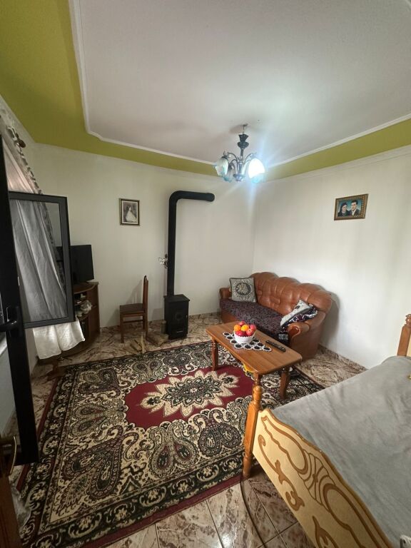 Shitet shtëpi private 1-katëshe 2+1, pranë Spitalit në Durrës