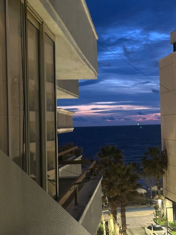 Jepet me qera apartament 2+1 me pamje deti