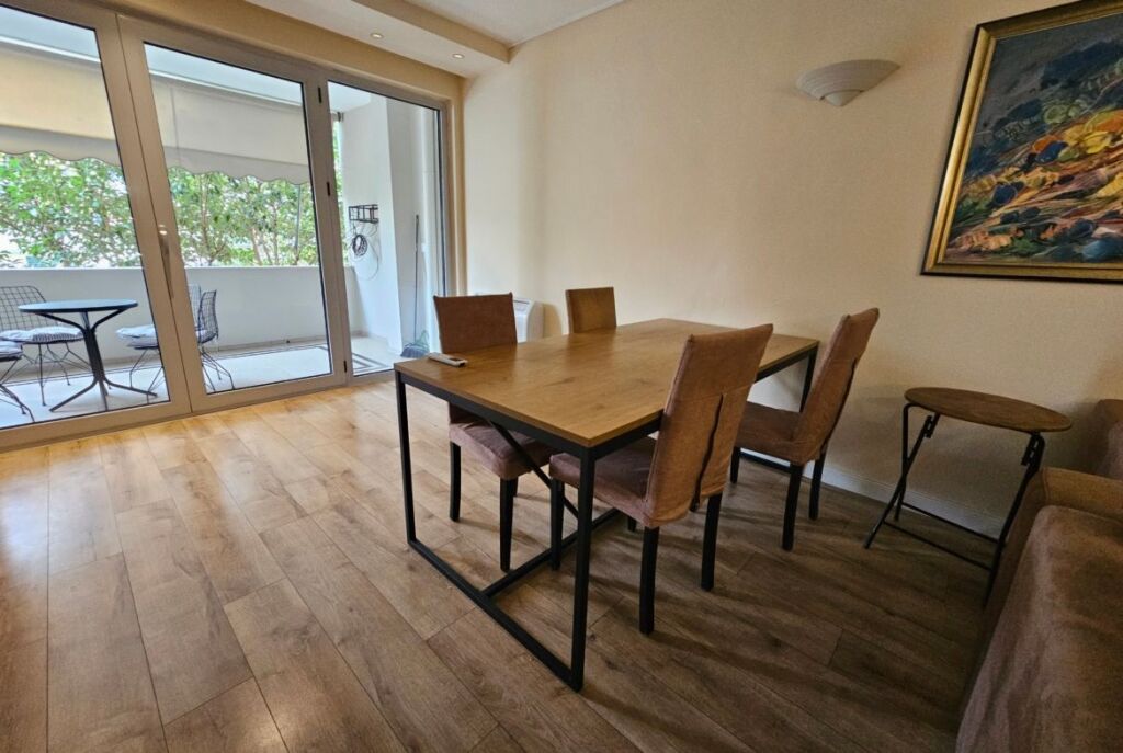Tek Shallvaret Jepet Me Qira Apartament 2+1 I Mobiluar!