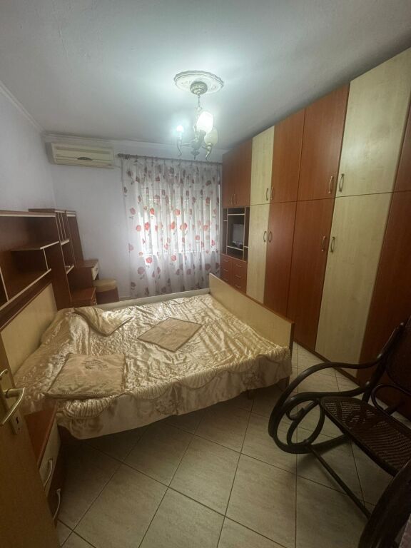 Jepet me Qira Apartament 3+2+1 📍 Pranë Shkollës “Petro Nini Luarasi” !