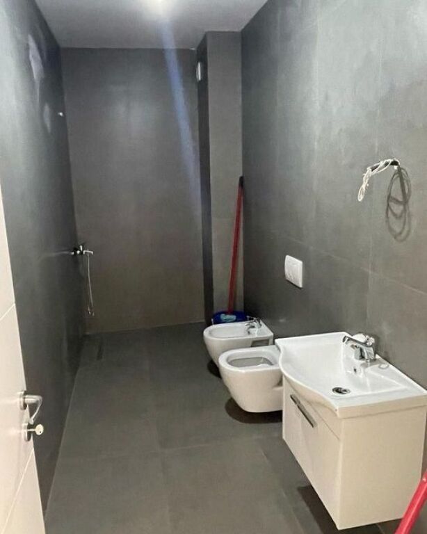 Shitet 1+1 tek kompleksi Emerald (5MAJI)
