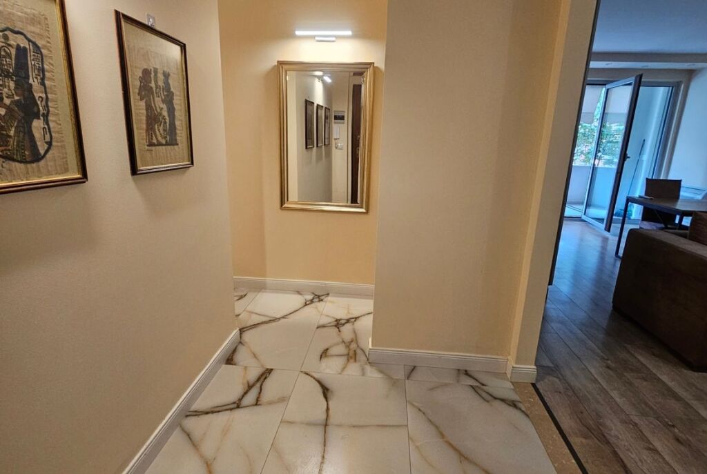 Tek Shallvaret Jepet Me Qira Apartament 2+1 I Mobiluar!