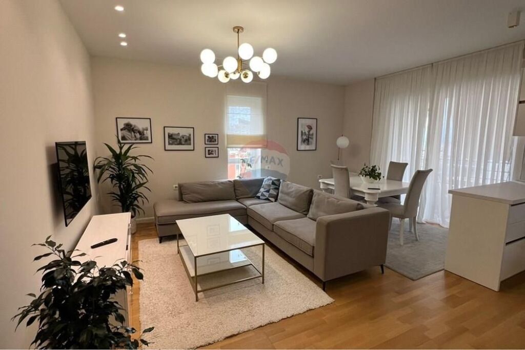 Japim Apartament 2+1 te Kopshti Botanik prane Xhamise .