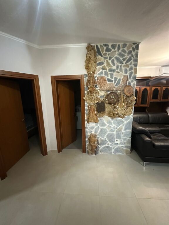 Jepet me qera apartament 2+1 me pamje deti