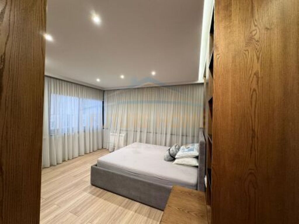 Shiten,2 apartamente 1+1/2+1,Rruga Isa Boletini