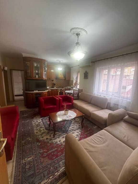 Jepet me Qira Apartament 3+2+1 📍 Pranë Shkollës “Petro Nini Luarasi” !