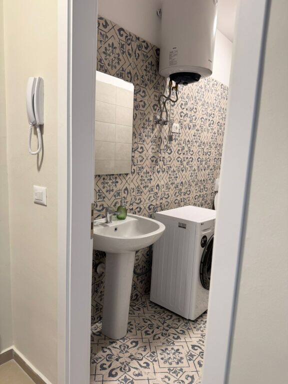 📣 SUPER MONOLOCALE IN AFFITTO 📍 Complesso Aura, Lapraka 🛣️ Via "Dritan Hoxha" ✨   🏢 Nuova Costruzione  🪜 3° Piano (Con Ascensore)  📐 Superficie 43 m2  🛋️ Completamente Arredato  ✅ Mai Abitato Prima   💶 Prezzo 45.000 Leke