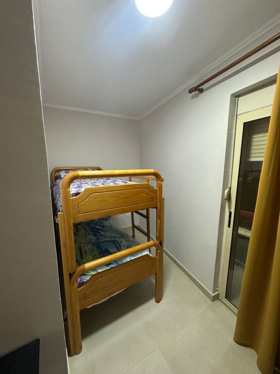 Jepet me qera apartament 2+1 me pamje deti