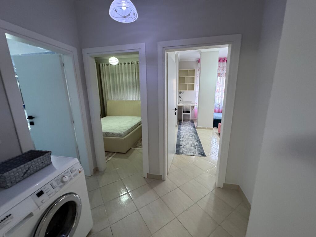 Appartamento 2+1 in affitto 📍 Kodra e Diellit, vicino a Eleonora 🏢 1° piano, edificio nuovo con ascensore 🛋️ Completamente arredato con mobili moderni 💶 Prezzo: 600 € / mese