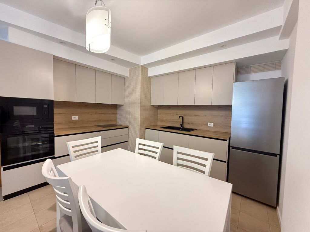 Ofrojme Apartament 2+1+2 me qira te Komuna e Parisit Kika 1 !!