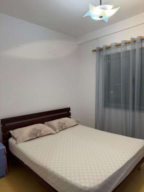 Jepet me Qira Apartament 1+1 + Ballkon – Komuna e Parisit !