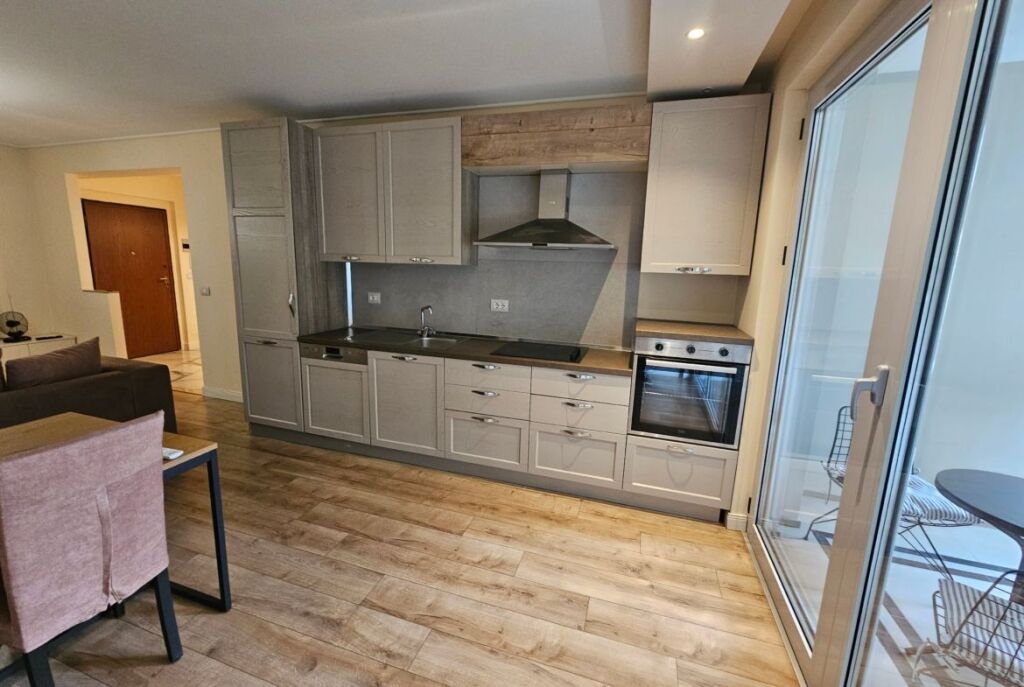 Tek Shallvaret Jepet Me Qira Apartament 2+1 I Mobiluar!