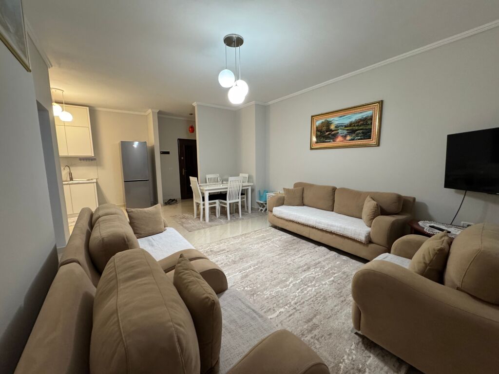 Appartamento 2+1 in affitto 📍 Kodra e Diellit, vicino a Eleonora 🏢 1° piano, edificio nuovo con ascensore 🛋️ Completamente arredato con mobili moderni 💶 Prezzo: 600 € / mese