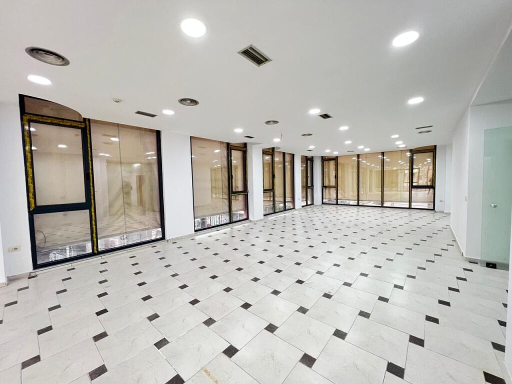 A Myslym Shyr, Locale in Affitto per Clinica a Prezzo Speciale 9.5 €/m²!