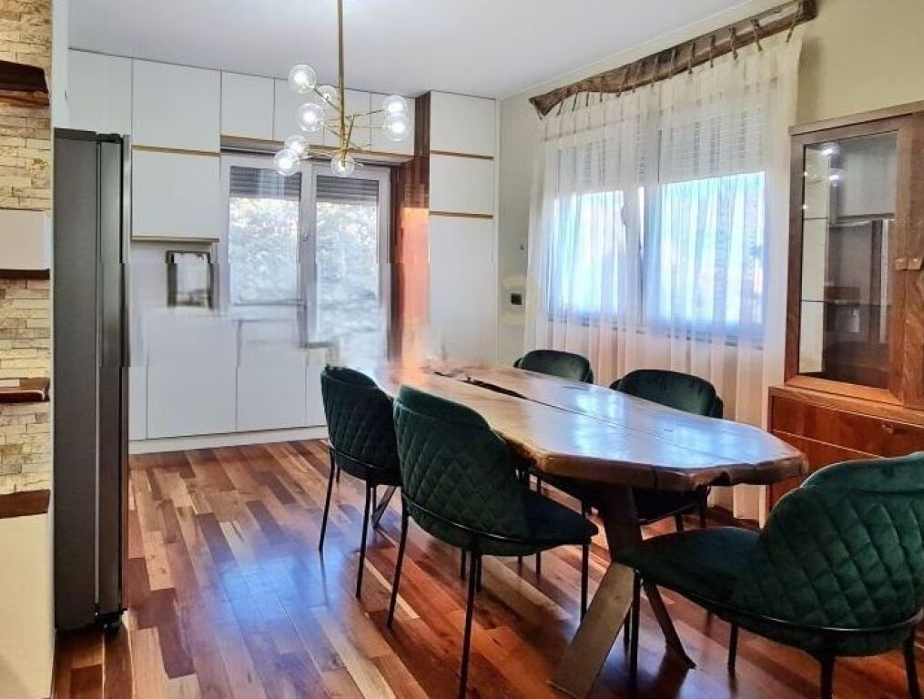 Duplex per Shitje Tek Kopshti Botanik!