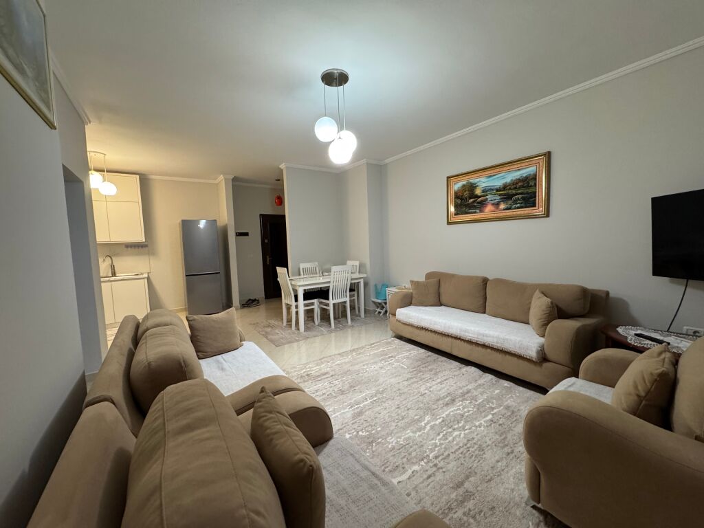 Appartamento 2+1 in affitto 📍 Kodra e Diellit, vicino a Eleonora 🏢 1° piano, edificio nuovo con ascensore 🛋️ Completamente arredato con mobili moderni 💶 Prezzo: 600 € / mese